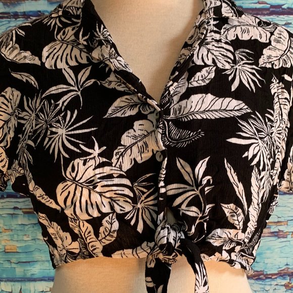 Streetwear Society Cropped Button Up Tie Front Blouse - Picture 2 of 7